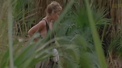 セクシー女の子が一緒に公共のカフェ（ヌード) エロムビ 無料